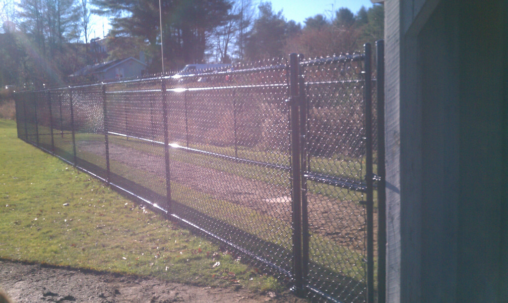 commercial-chain-link-fence-6-black-chain-link-with-top-bottom-rail
