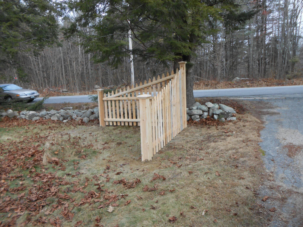 decorative-spaced-cedar-fence-14-spaced-picket-sloped-corner-accent