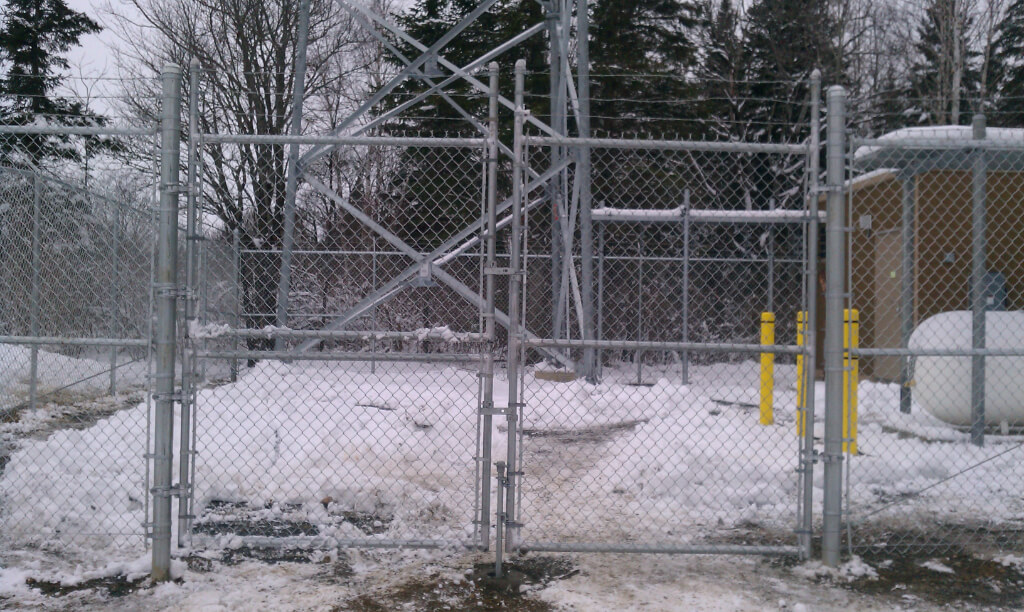 industrial-chain-link-fence-with-barbed-wire-split-snow-gate-8