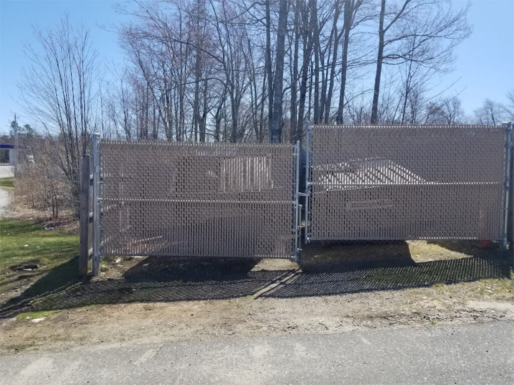 industrial-stepped-chain-link-gates-with-pdf-slats-6