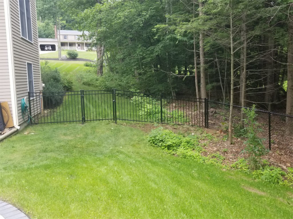 residential-ornamental-fence-AM-AL-3-rail-with-black-chain-link