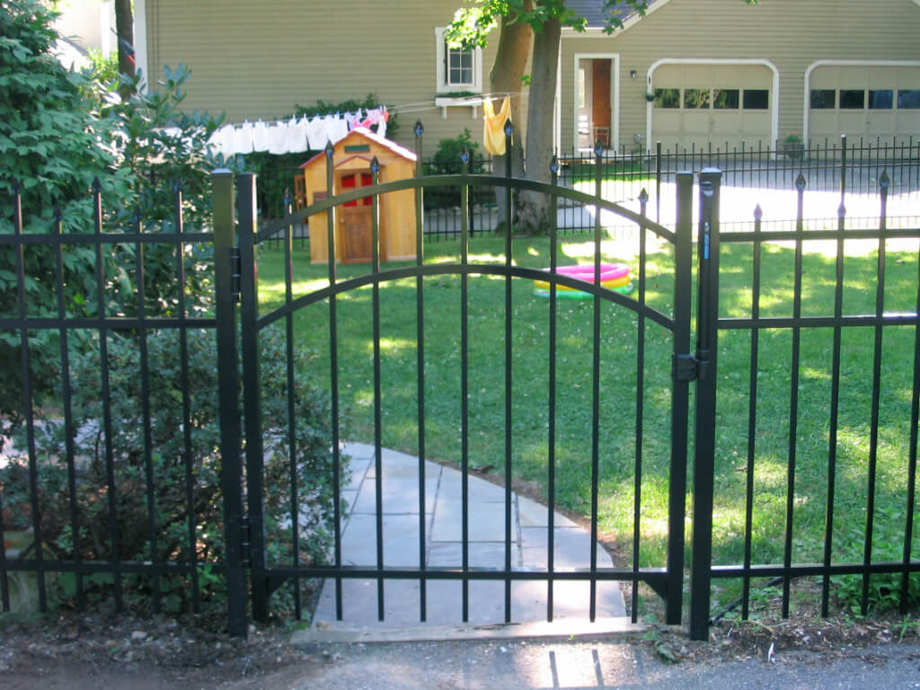 residential-ornamental-fence-AM-AL-arched-gate-black