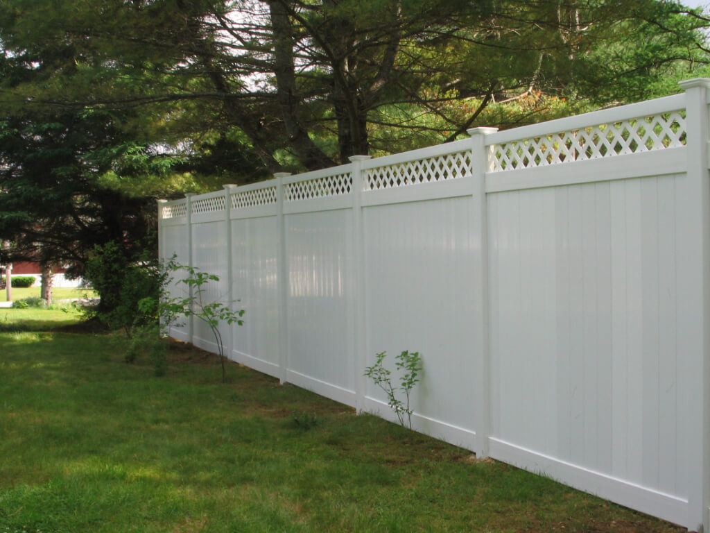 semi-private-pvc-fence-new-lexington-with-lattice-white